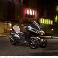 Peugeot HYbrid3 Evolution three-wheel scooter