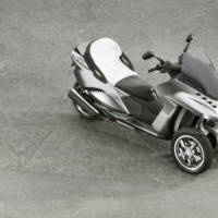 Peugeot HYbrid3 Evolution three-wheel scooter