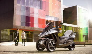 Peugeot HYbrid3 Evolution three-wheel scooter