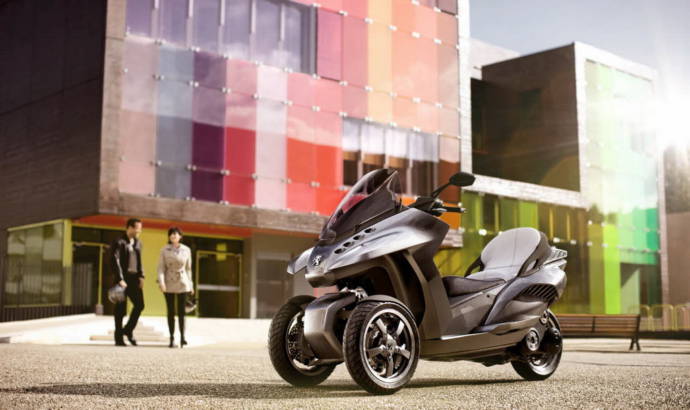 Peugeot HYbrid3 Evolution three-wheel scooter