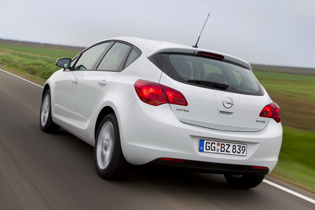 File:Opel Astra (J) – Heckansicht, 21. Juni 2011, Heiligenhaus.jpg -  Wikimedia Commons