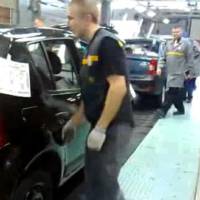 Video: Dacia Sandero door fixing