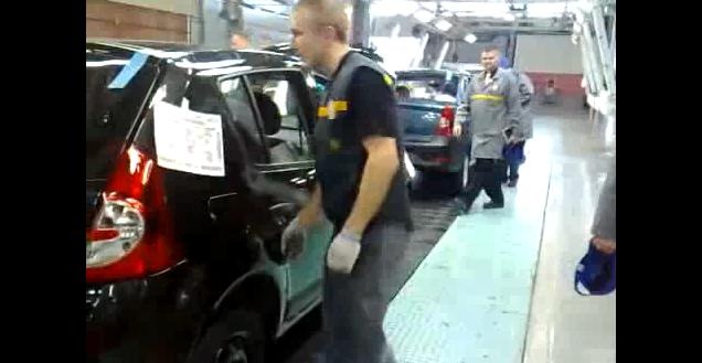 Video: Dacia Sandero door fixing