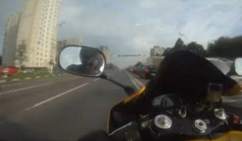 Video: Yamaha R1 speeding through Moscow