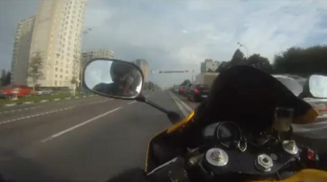 Video: Yamaha R1 speeding through Moscow