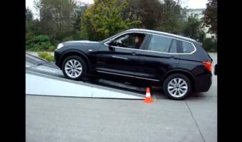 Video: Audi Q5 quattro vs BMW X3 xDrive