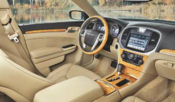 2011 Chrysler 300C interior