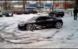 Video: Audi R8 does snow donuts