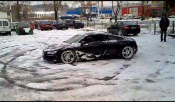 Video: Audi R8 does snow donuts