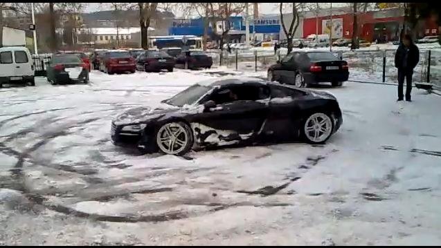 Video: Audi R8 does snow donuts