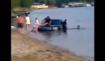 Video: Drunk Russian Sinks Infiniti FX35
