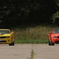 Video: Ford Mustang Boss 302 vs Chevrolet Camaro