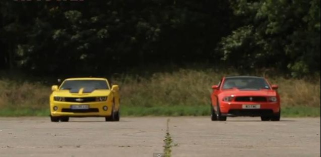 Video: Ford Mustang Boss 302 vs Chevrolet Camaro