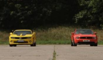 Video: Ford Mustang Boss 302 vs Chevrolet Camaro