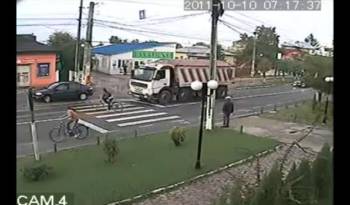 Video: Bicycle Rider Almost Crushed by Truck