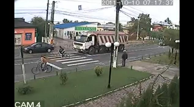 Video: Bicycle Rider Almost Crushed by Truck