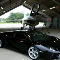 Video: Lamborghini Aventador vs F16 Fighting Jet