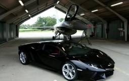 Video: Lamborghini Aventador vs F16 Fighting Jet