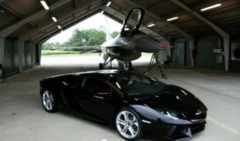 Video: Lamborghini Aventador vs F16 Fighting Jet