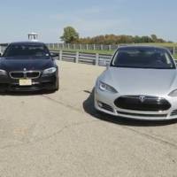 Video: Tesla Model S vs BMW M5