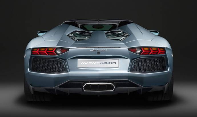 2013 Lamborghini Aventador LP700-4 Roadster unveiled