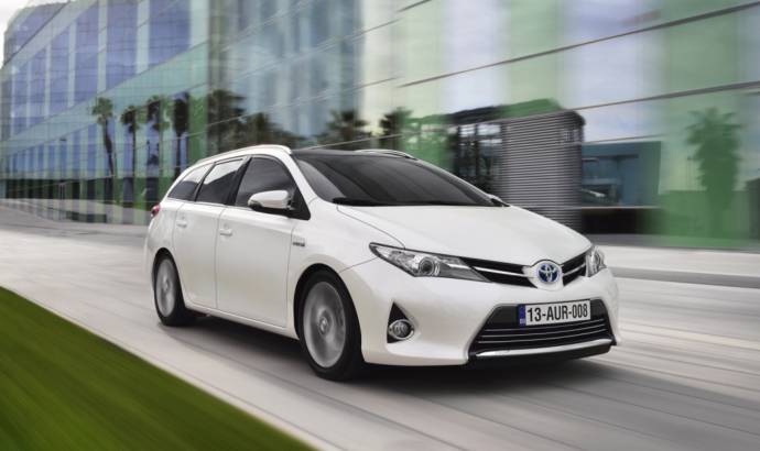 2013 Toyota Auris Touring Sports - official details and photos