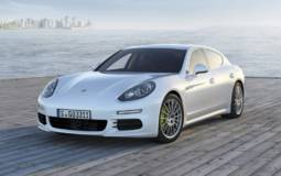 First leaked photos of the 2014 Porsche Panamera Facelift