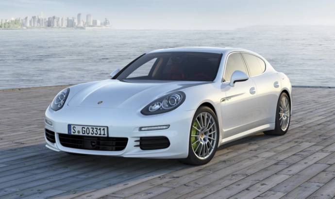 First leaked photos of the 2014 Porsche Panamera Facelift