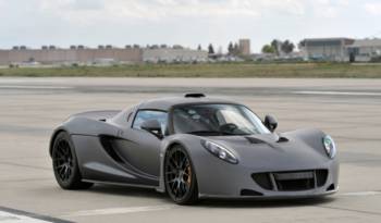 Watch how Hennessey Venom GT accelerates to 265.7 mph