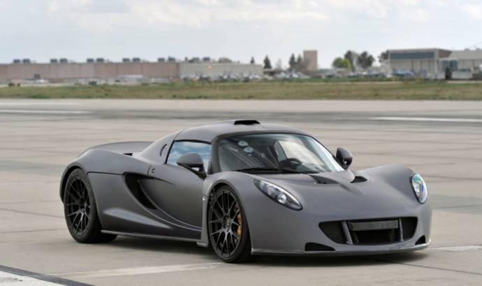 Watch how Hennessey Venom GT accelerates to 265.7 mph