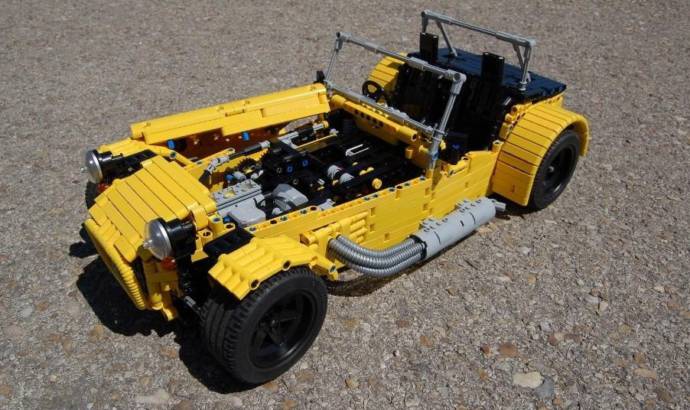 Caterham Seven made from 2.500 Lego parts (+Video)