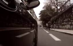 Video: Porsche 911 pitted up against four parkour