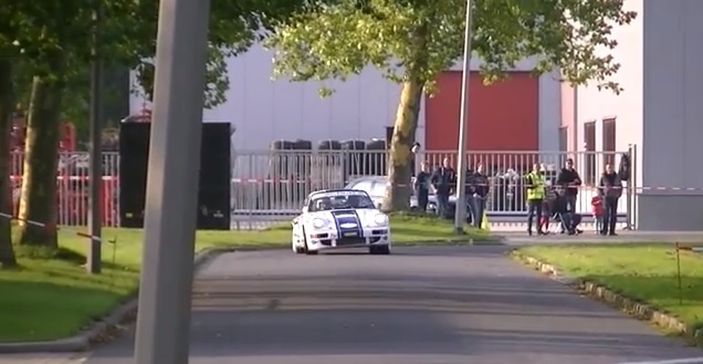 VIDEO: Porsche 911 RSR ends up in a river after hitting a concrete barrier