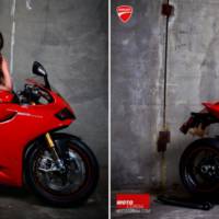 Ducati Panigale 1199 - Dudes versus Pinup girl