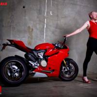 Ducati Panigale 1199 - Dudes versus Pinup girl