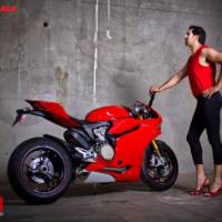 Ducati Panigale 1199 - Dudes versus Pinup girl