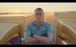 Jean Claude Van Damme, epic split between two Volvo trucks - VIDEO