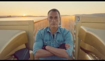 Jean Claude Van Damme, epic split between two Volvo trucks - VIDEO