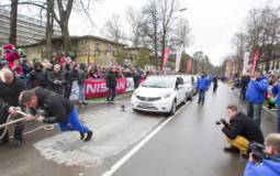 Strongest man in the world tows 12 Nissan Leaf