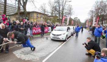 Strongest man in the world tows 12 Nissan Leaf