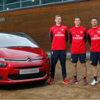 2014 Citroen C4 Grand Picasso gets tested by Arsenal football players