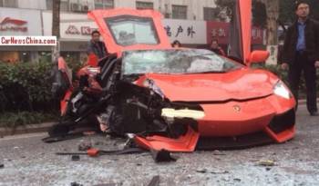 Lamborghini Aventador destroyed by a bus in China