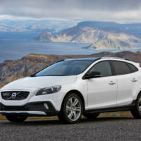 Volvo V40 and V40 Cross Country unveiled with two new Drive-E engines