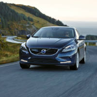 Volvo V40 and V40 Cross Country unveiled with two new Drive-E engines