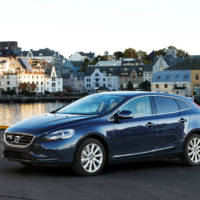 Volvo V40 and V40 Cross Country unveiled with two new Drive-E engines
