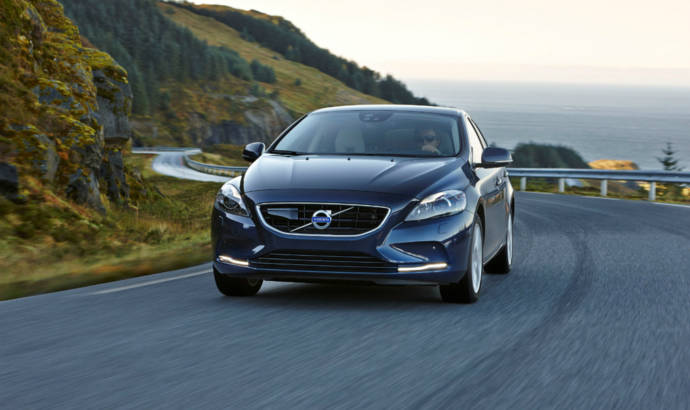 Volvo V40 and V40 Cross Country unveiled with two new Drive-E engines