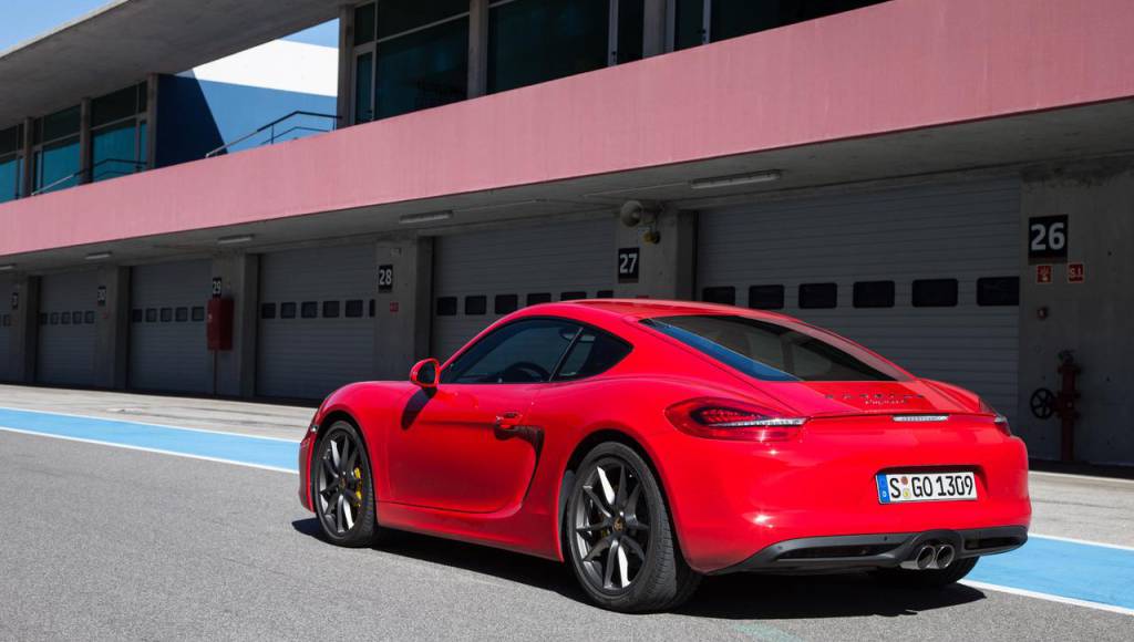 VIDEO: Porsche Cayman S vs Caterham 7 drag race