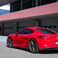 VIDEO: Porsche Cayman S vs Caterham 7 drag race