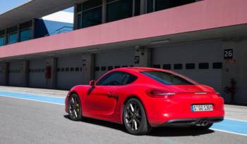 VIDEO: Porsche Cayman S vs Caterham 7 drag race