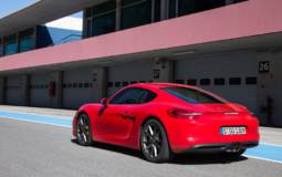 VIDEO: Porsche Cayman S vs Caterham 7 drag race